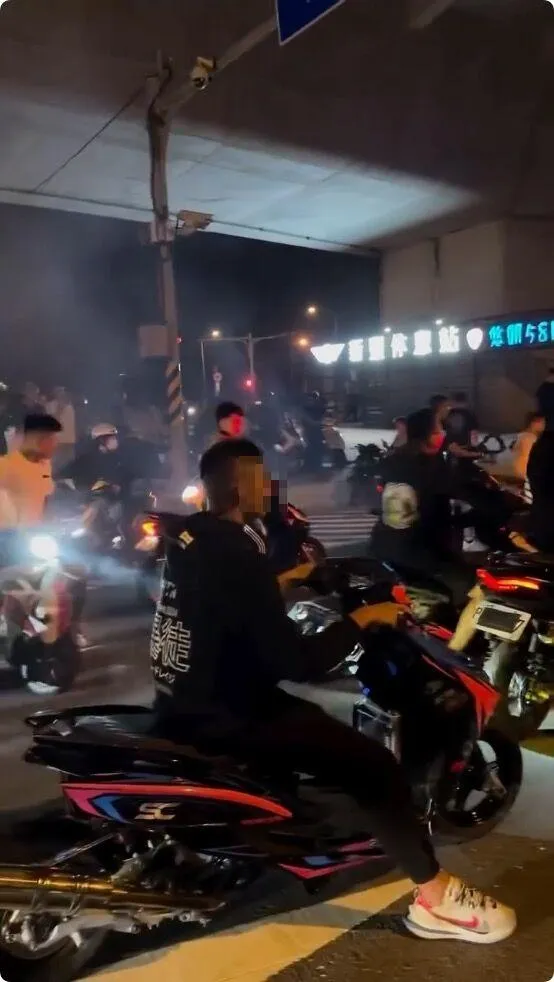 影/新豐休息站慘變「新竹89猴園」！百人改裝飆車亂飆