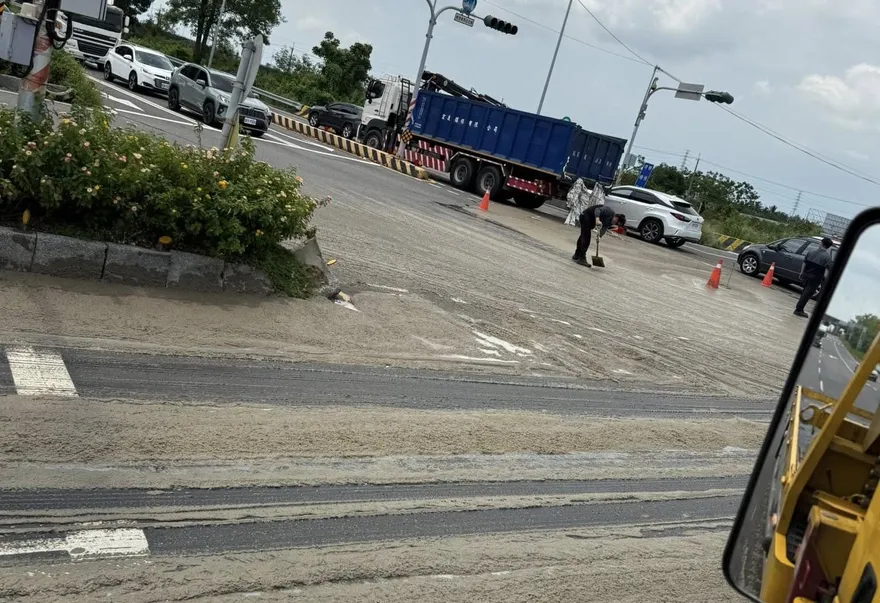 影/「屎路一條」新市污泥太空包爆裂灑滿地　現場臭翻天大崩潰