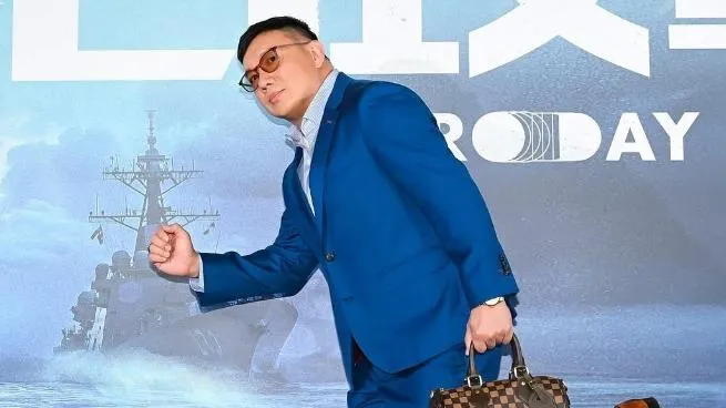 杜汶澤穿「台灣」去投票！比勝利手勢　嗨喊：聞到自由的空氣