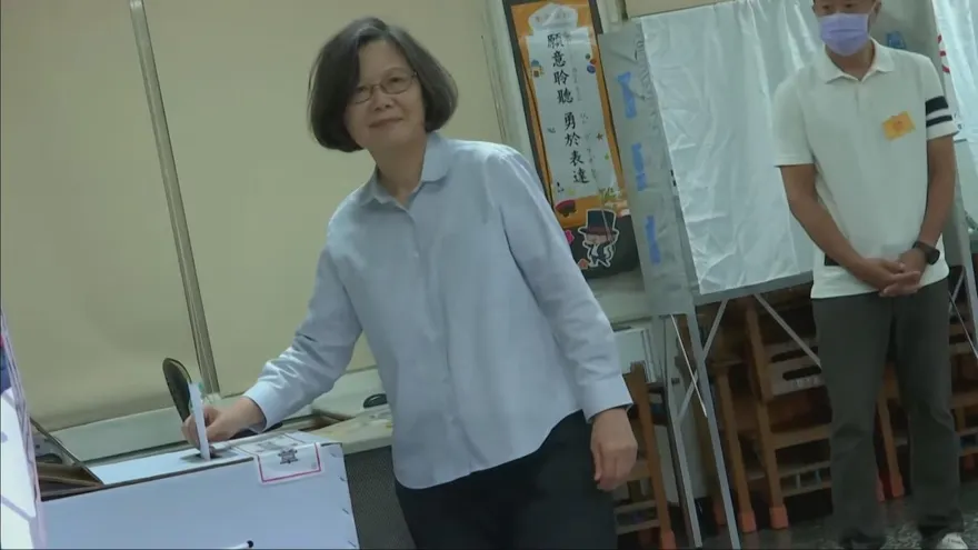 蔡英文前總統現身投票！被問這事笑而不語