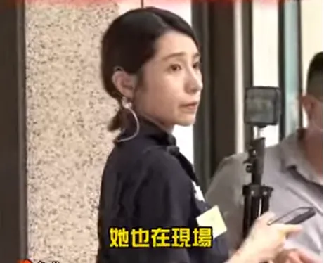 冷豔+燦笑「制止」！　女警現身投票所超吸睛