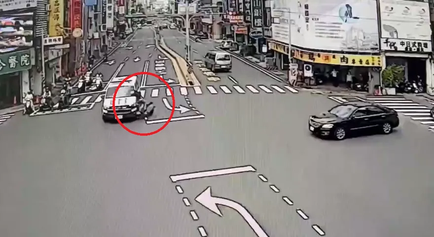 影/撞擊瞬間曝！台南機車撞救護車　19歲女騎士重傷