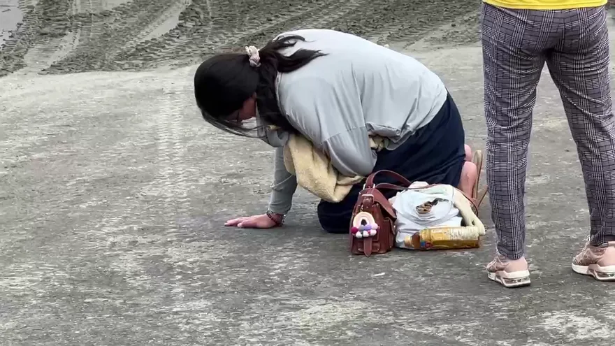 兒子你快回來！竹南風跡沙灘少年遭浪捲走一夜　母趴地痛哭
