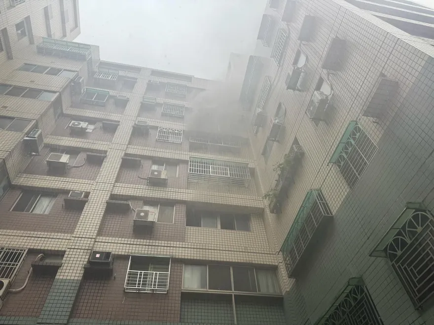 影/廚房燒起來！潭子大樓祝融噴火舌　社區住戶急疏散