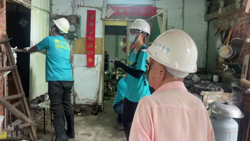 影/太暖了！丹娜絲摧殘　志工團出動替玉井92歲獨居伯修屋