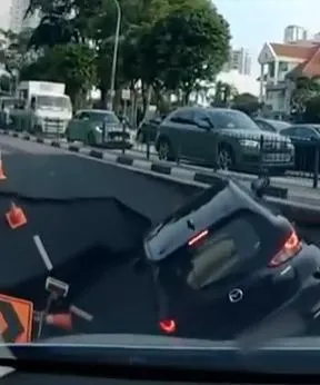 影/天坑吞人！星國道路塌陷波及汽車掉落　恐怖畫面曝