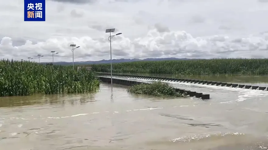 雨彈狂炸！山西貨櫃車撞廂型車釀6死8傷　中巴疑遭洪水沖走