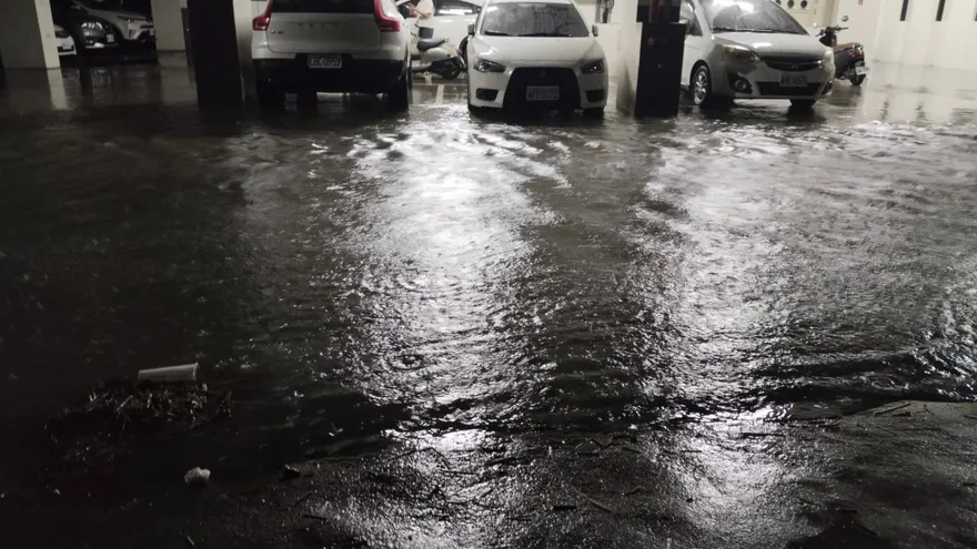 雷雨南下狂轟！台中大甲下到淹水　居民被迫漏夜移車