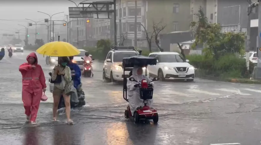 別再下了！「國家警報狂響」豪雨炸17縣市　全台幾乎泡水