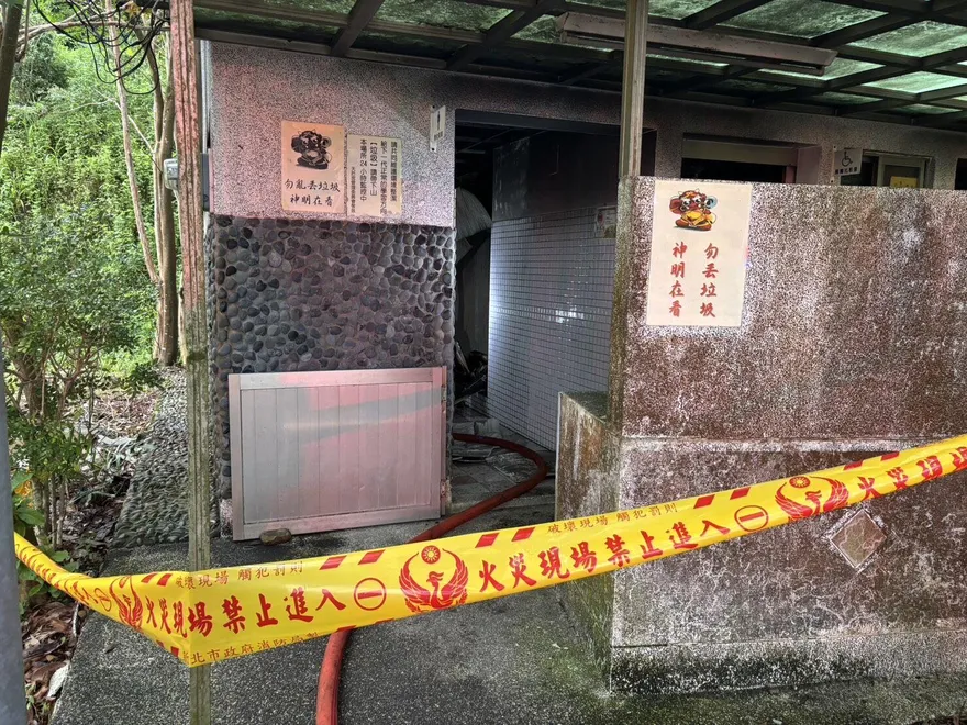 三峽紫微天后宮旁公廁火警「男子燒焦」　停車場詭停1車