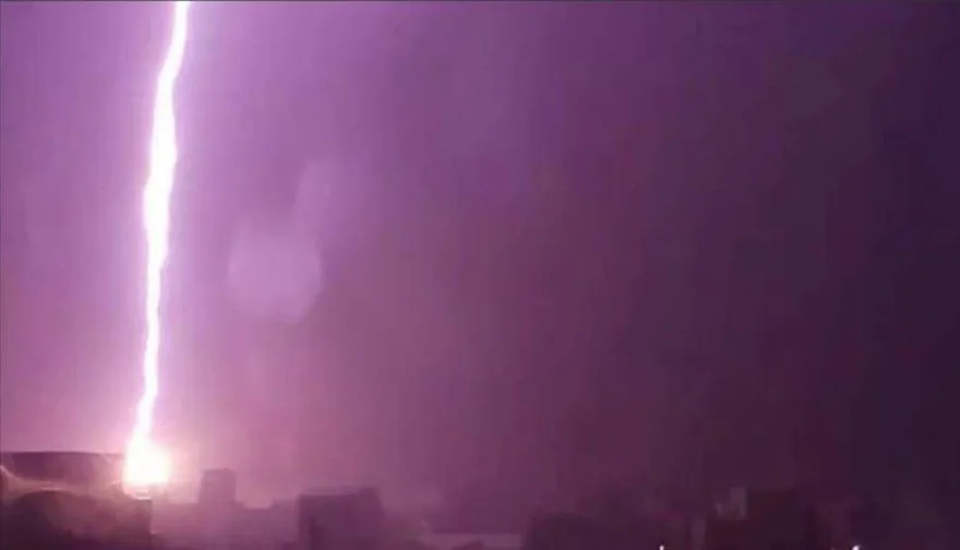 影/ 低壓帶線狀對流　澎湖深夜驚現雷雨閃電照亮天際