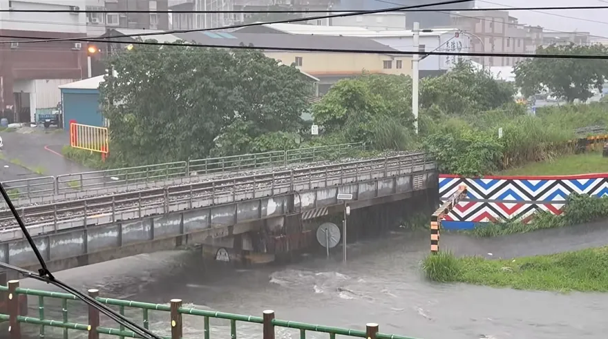 花蓮也淹水了！社群平台通報：德安一街地下道水淹半身高
