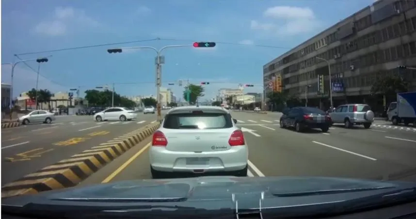 左轉車道沒「沒全程打方向燈」慘被檢舉　駕駛收3600罰單