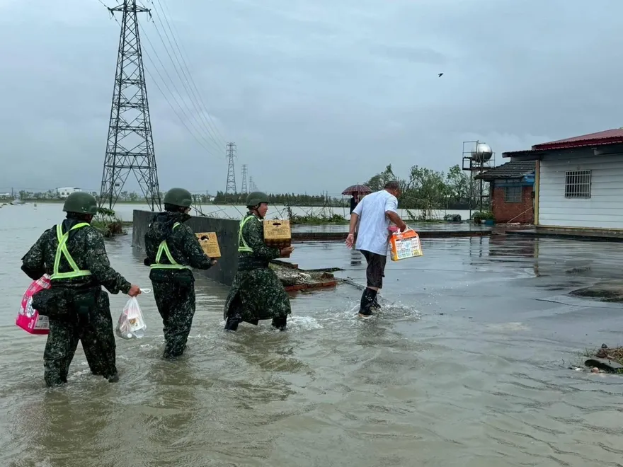 豪雨造成南台灣淹大水　第8軍團送熱食、協助居民撤離