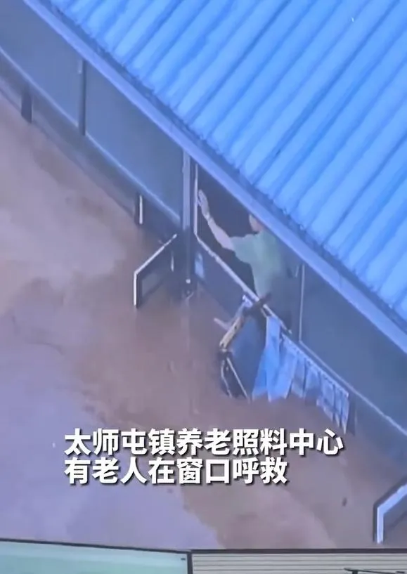 影/4天下完1年雨彈！北京養老院遭洪水圍困　「趴窗呼救」慘況曝