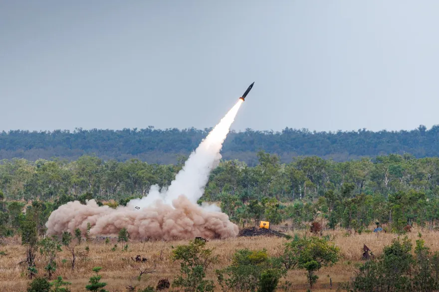 護衛軍刀多國演習展現長程打擊力　澳軍首度發射PrSM飛彈