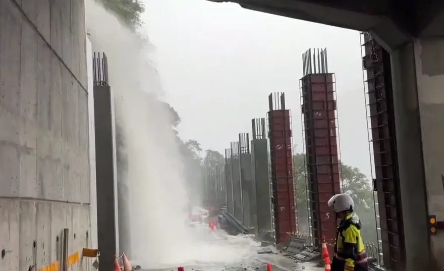 雨炸嘉義！嘉169線「巨瀑狂洩」　台3線落石崩落