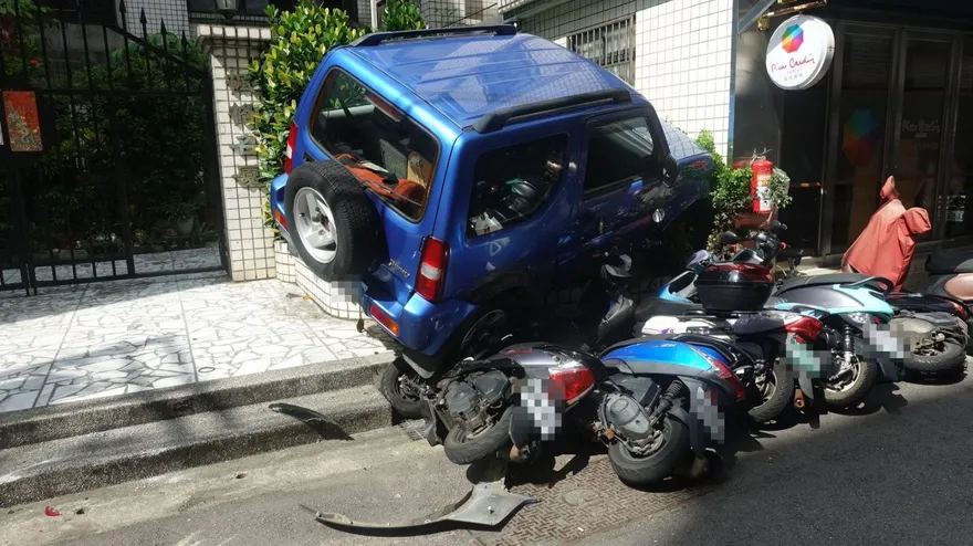 影/桃園婦駕車暴衝！自小客撞毀8輛機車後再衝騎樓　幸無傷亡