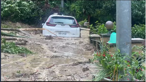影/家園毀了！台中土石流吞民宅　馬卡龍公園變戲水池