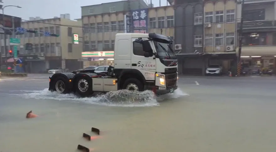 台南暴雨淹水！南鯤鯓國運籤「屋漏逢連夜雨」預言成真