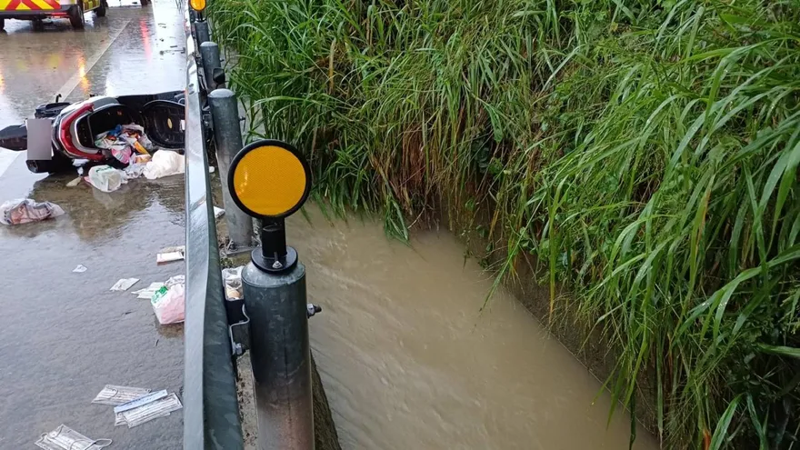 暴雨襲高雄！台29線機車發動中倒路邊　騎士疑遭洪水沖走
