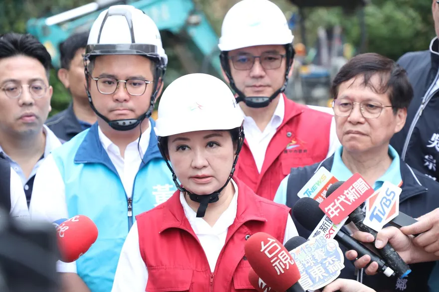 豪雨釀台中北屯土石崩落沖民宅　盧秀燕勘災曝救災進度