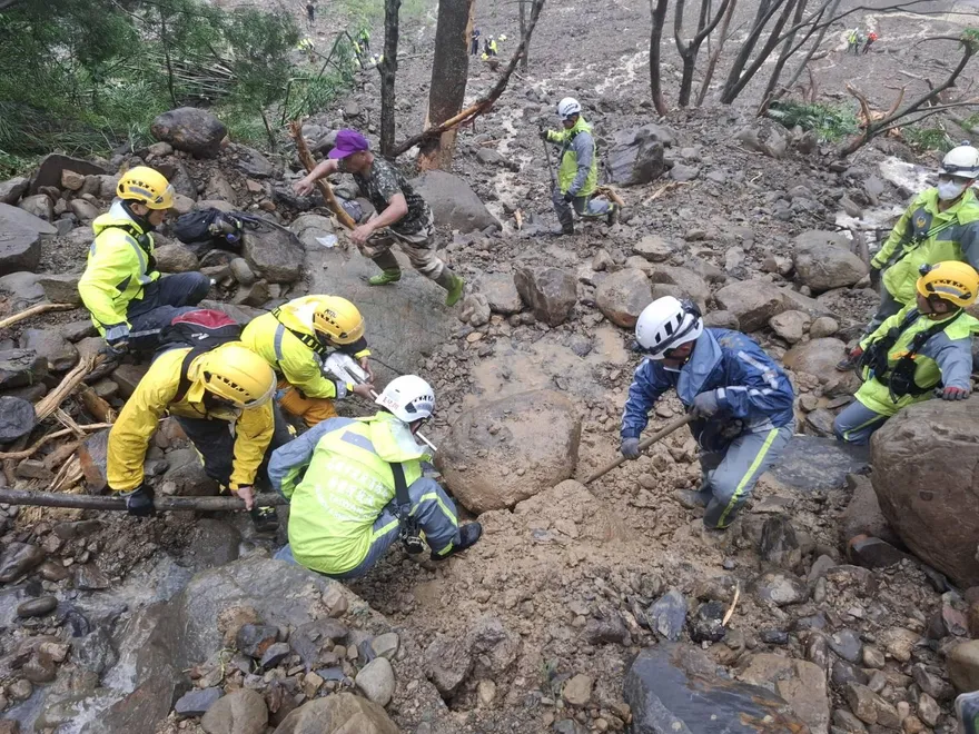 影/暴雨襲「地勢會吃人」！1家5口南橫墜谷搜救緊急暫停
