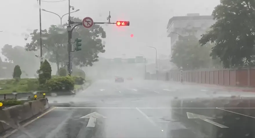 快訊/大雷雨襲來！台北市府發出天氣警特報