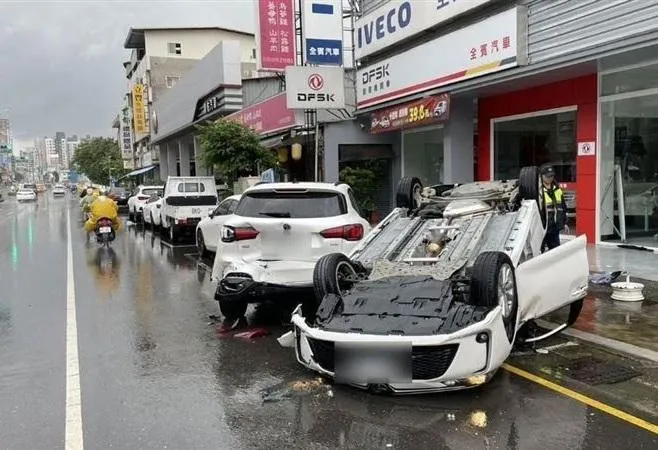 影/十字路口搶快！高雄直行撞轉彎車　23歲女慘翻車