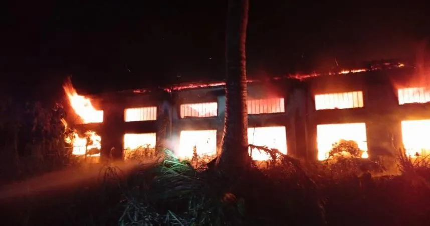 花蓮廢棄豬寮深夜陷火海　300坪倉庫全燒光