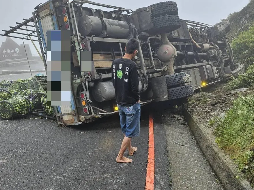 影/疑煞車失靈！貨車武嶺「開上山壁」翻覆　高麗菜灑滿路