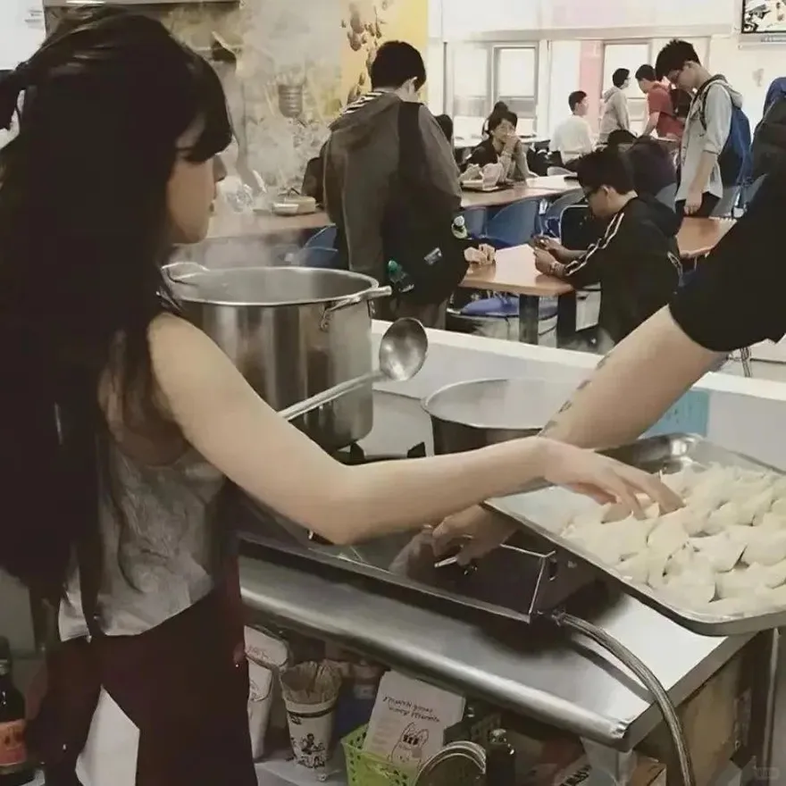 趙露思在台念大學過往被翻出　清純背影賣餛飩引熱議