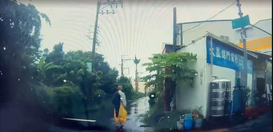 趁豪雨變身「黃色小飛俠」闖民宅　慣竊穿雨衣活該遭逮
