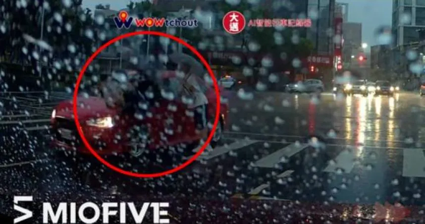 影/高雄雨天驚悚車禍！小紅左轉不讓人　高中生慘被撞飛