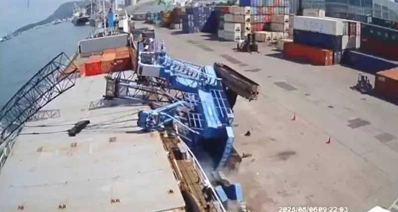 影/驚險瞬間！高雄港吊車翻覆撞貨船　駕駛千鈞一髮逃生