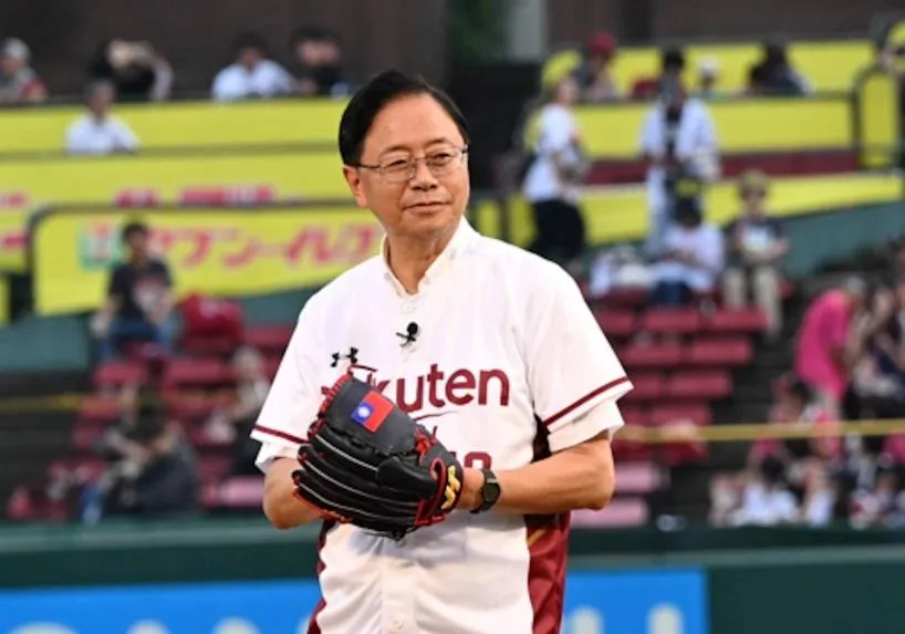 張善政市長赴樂天金鷲主場開球 ！宣布桃園11月辦台日韓棒球交流賽
