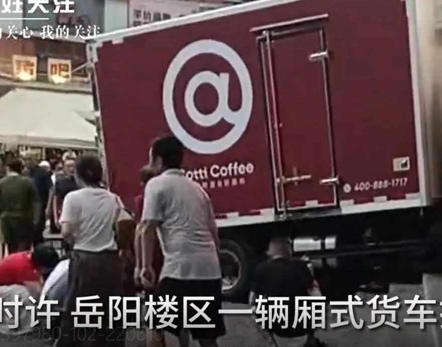 影/點餐到一半…陸貨車突撞進飲料店　顧客來不及躲2死2傷