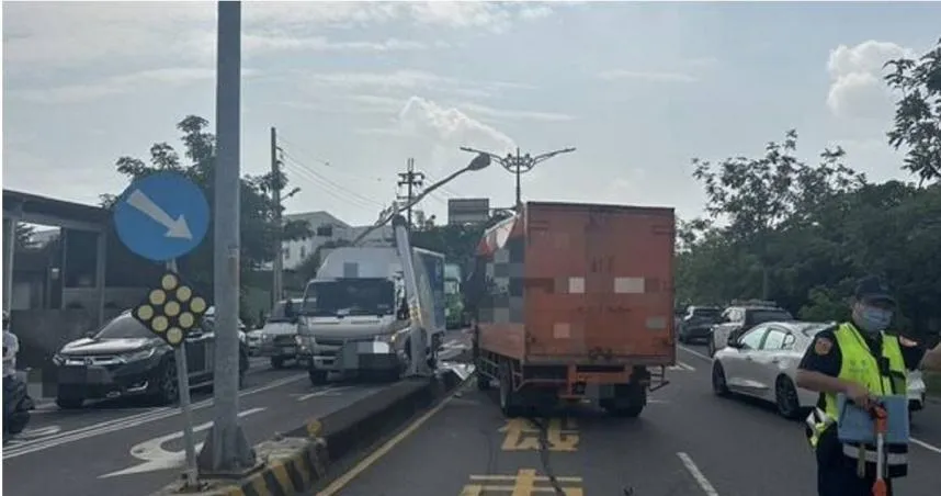 尷尬！大榮貨運過彎撞歪燈桿、倒塌砸壞新竹貨運物流車