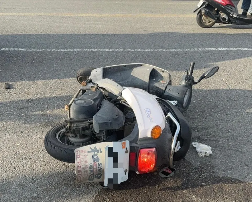高雄機車相撞！騎士皆倒地　她無呼吸心跳送醫搶救