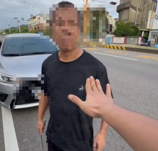 要取人性命？超派大叔持扳手威嚇　往「騎士頭狂敲」