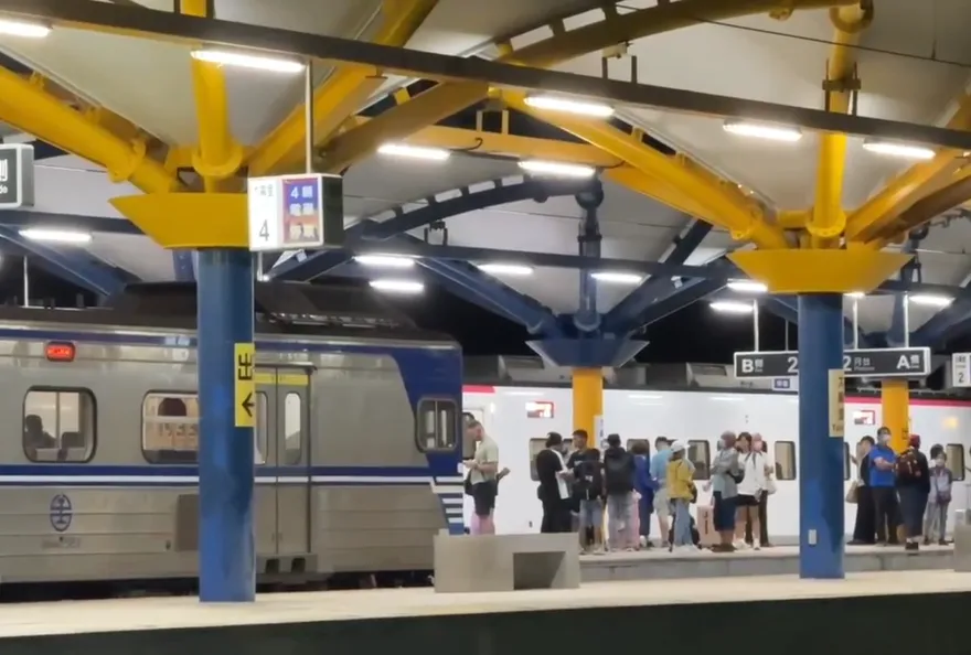 影/台鐵南迴線爆313次列車「故障卡鐵軌」　旅客滯留太麻里站