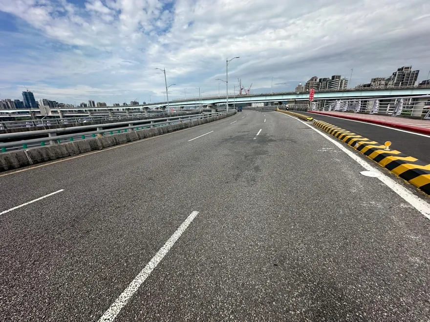 注意！新北大橋雙向汽車道　8/11、12夜間封路銑鋪