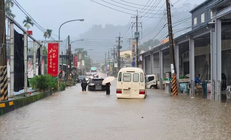 南投雨彈開轟！竹山2小時狂灌136毫米　車輛慘陷黃泥河