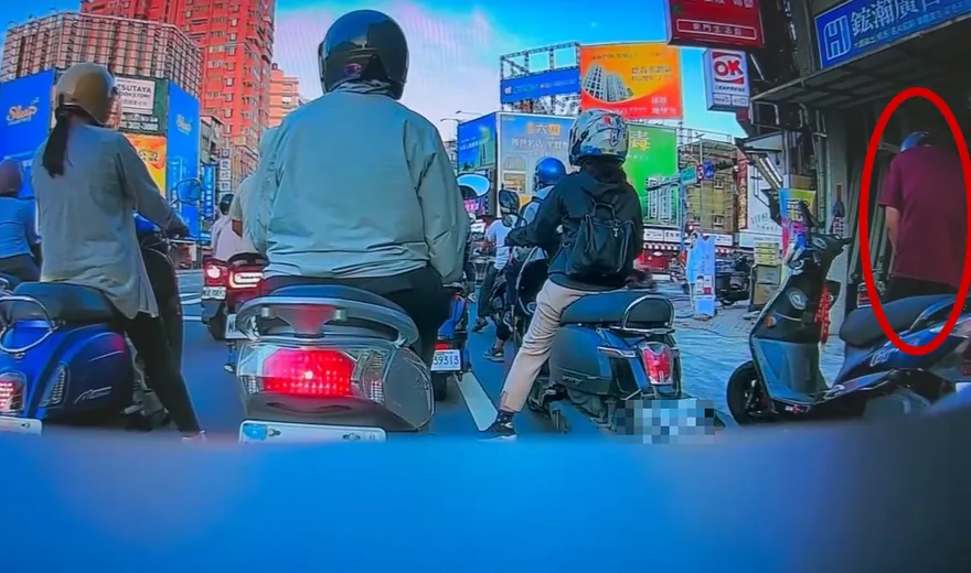 台南超狂騎士停紅燈跳車「路邊撒尿」！離譜畫面全被拍下