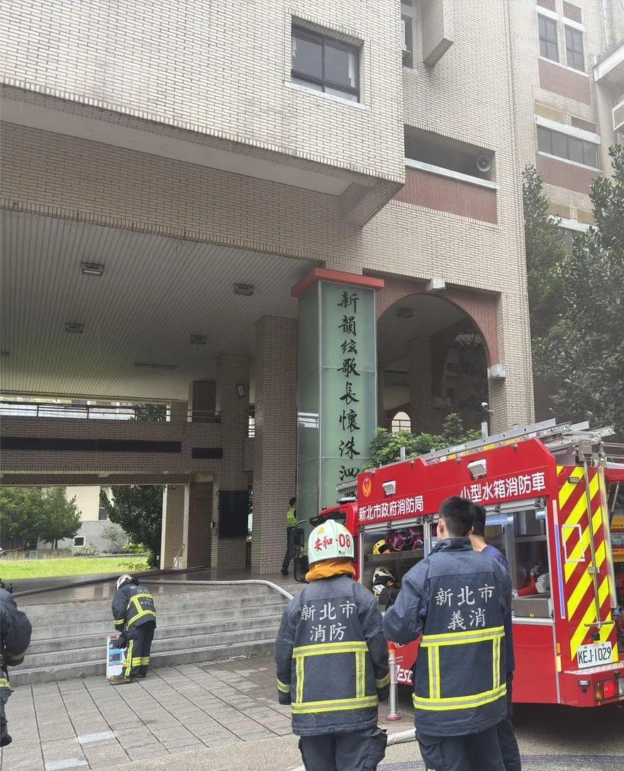 新店高中地下室機房起火！　校內竄濃煙幸暑假無人傷亡