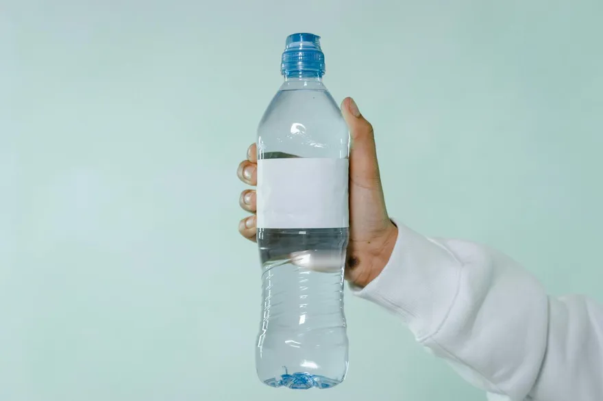 塑膠瓶裝水曬過別喝！哈佛研究：恐增糖尿病、不孕風險