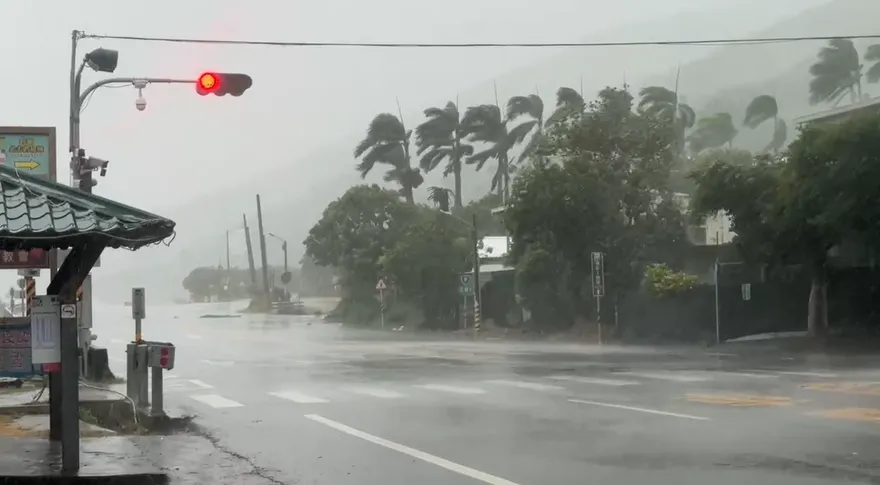 楊柳颱風發威！18縣市猛轟豪大雨　4地紅色警戒