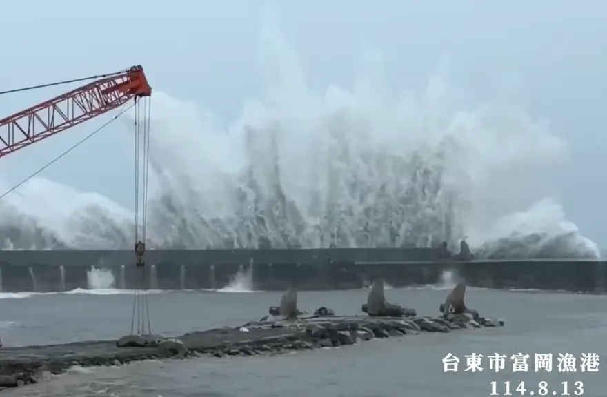 嚇人！台東富岡漁港掀「超大巨浪」　震撼畫面曝光