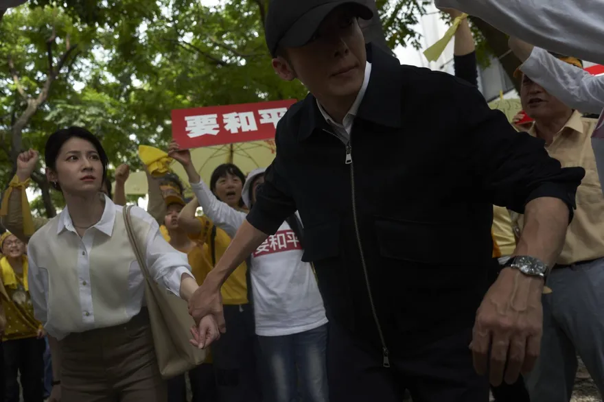 連俞涵狂K黑衣人打太猛急喊卡　和高橋一生談戀愛羞喊：愛情不用翻譯