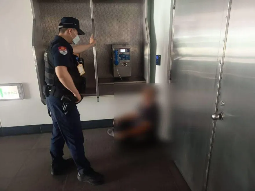 機捷驚見偷拍狼！ 噁男狂拍辣妹裙底　遭警埋伏逮捕